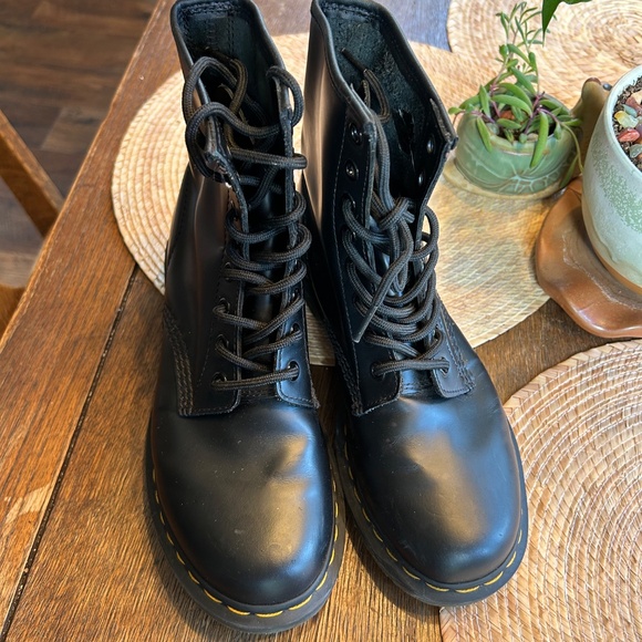 DR. MARTENS 1460 8-EYE BOOT IN BLACK SMOOTH LEATHER - SIZE 7 - Picture 3 of 5